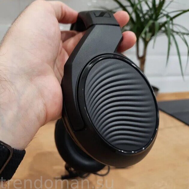 4. Наушники Sennheiser HD 200 PRO